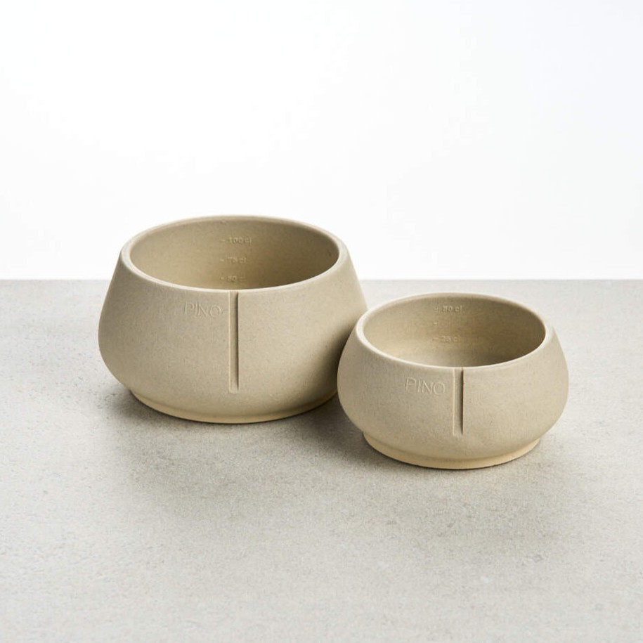Pino Long Ears Dog Bowl Owl Greige in 2 formaten naast elkaar. Van boven, breed uitlopend naar onderen, diep model.