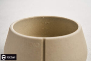 Close‑up van de Long Ears Dog bowl met maataanduiding in reliëf aan binnenzijde.