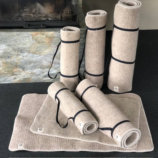 Alpaca hondenmatras. Handgemaakt in Oostenrijk, vilten mat van twee lagen (70% alpacawol, 30% schapenwol), gestikt met katoengaren, verkrijgbaar in drie maten.