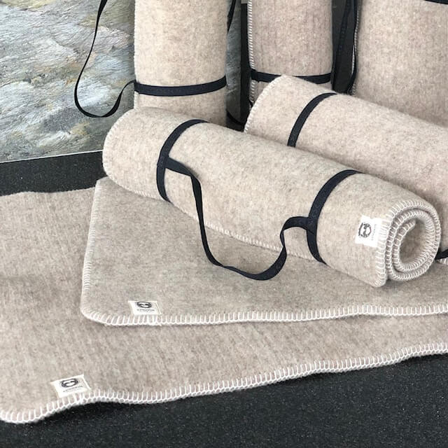 Alpaca hondenmatras. Handgemaakt in Oostenrijk, vilten mat van twee lagen (70% alpacawol, 30% schapenwol), gestikt met katoengaren, verkrijgbaar in drie maten.