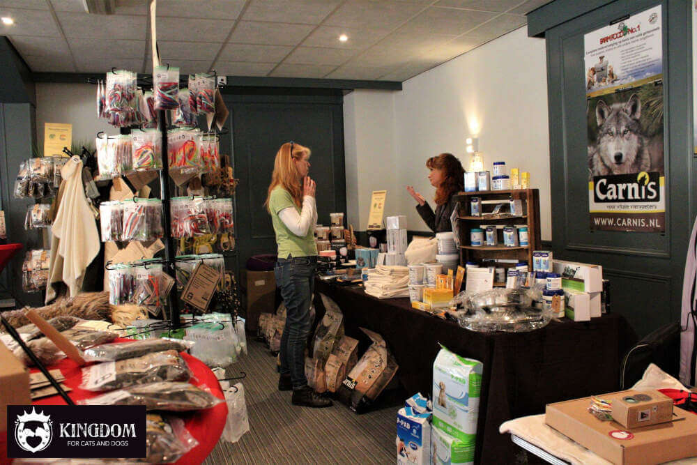De stand van Kingdom for Cats and Dogs op een dieren evenement.