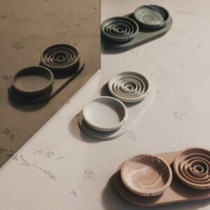 Drie Pino snorhaarvriendelijke voerbakken sets in beige, groen en terracotta.