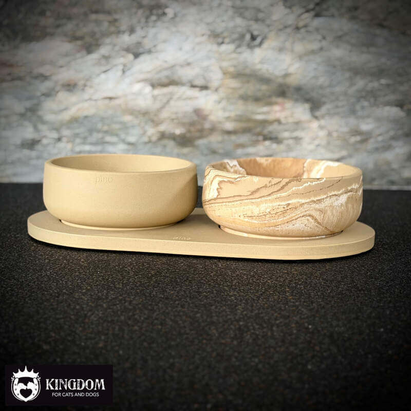 Zijaanzicht van de complete Pino voerset in Camel Brown.