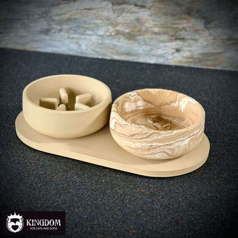 Bovenaanzicht van de Pino honden voerbak set in Camel Brown.