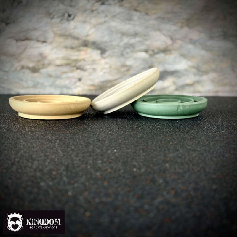 Zijaanzicht van de snorhaarvriendelijke slow feed voerkommen.