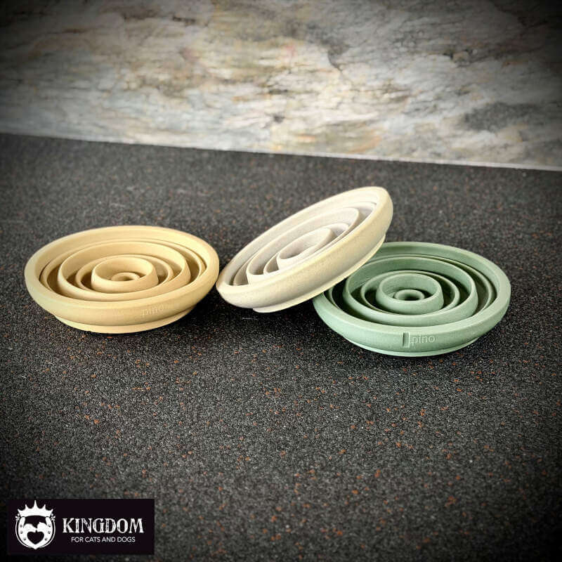 Bovenaanzicht van de snorhaarvriendelijke slow feed voerkommen.