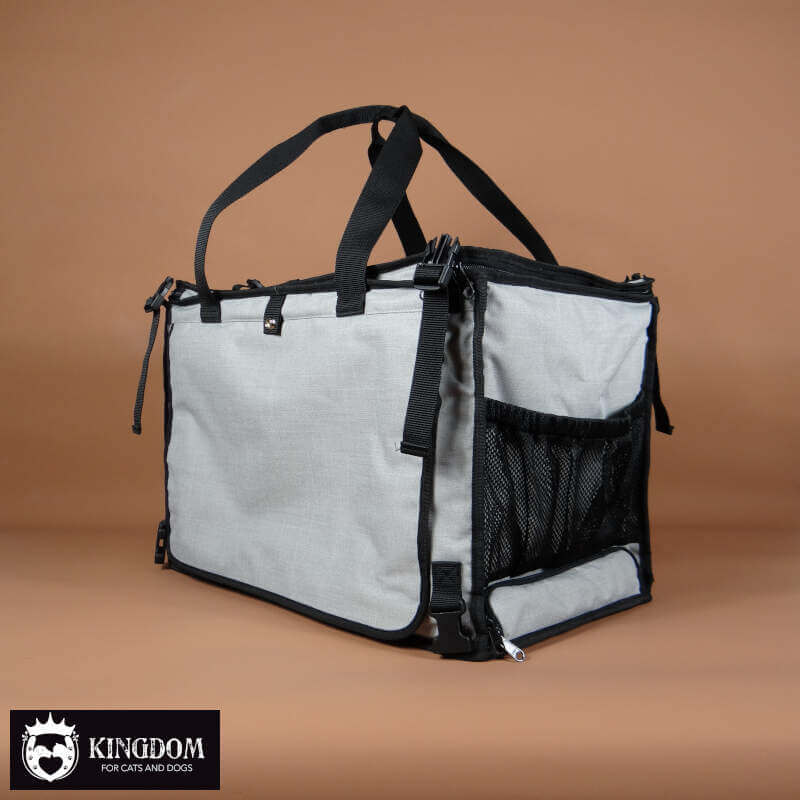 De Mobiele Verzorgings- en Transporttas met stevige draaggrepen en magnetisch sluitende en geluiddempende verduisteringspanelen volledig afgesloten.