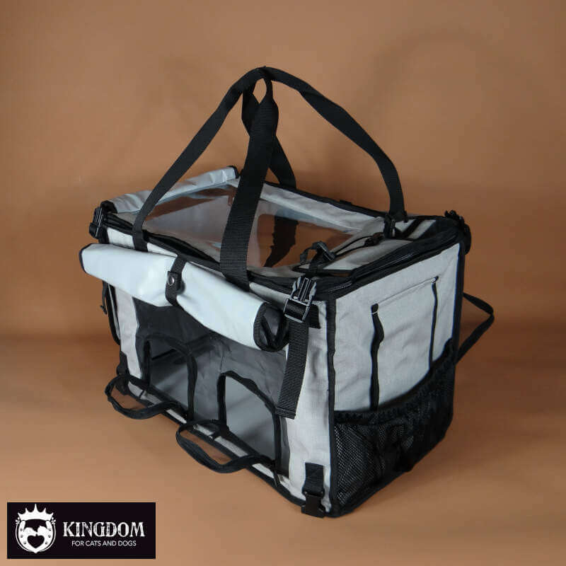 Mobiele Verzorgings- en Transporttas met zicht op het transparante kijkvenster in de dekselconstructie en de twee afsluitbare handopeningen aan de voorzijde.