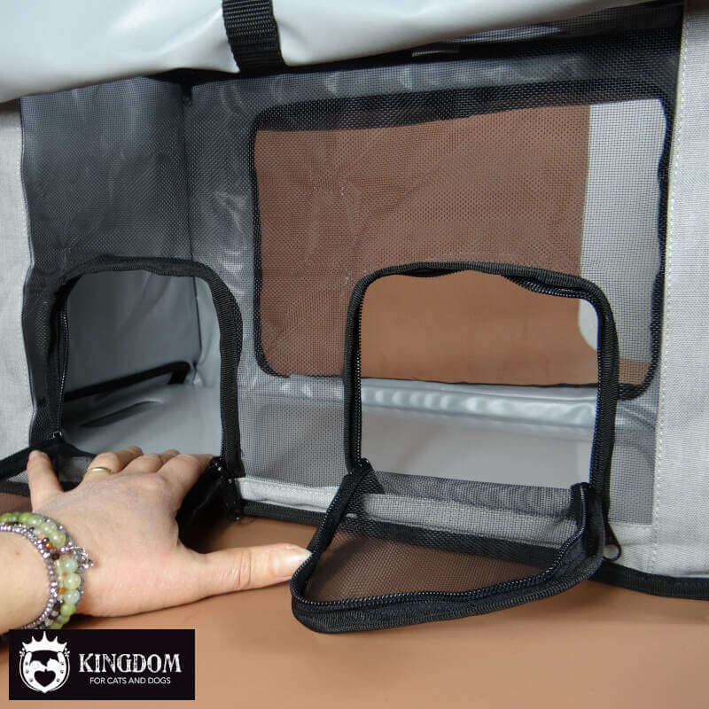 Detail van de twee afsluitbare handopeningen aan de voorzijde van de Mobiele verzorgingstas.