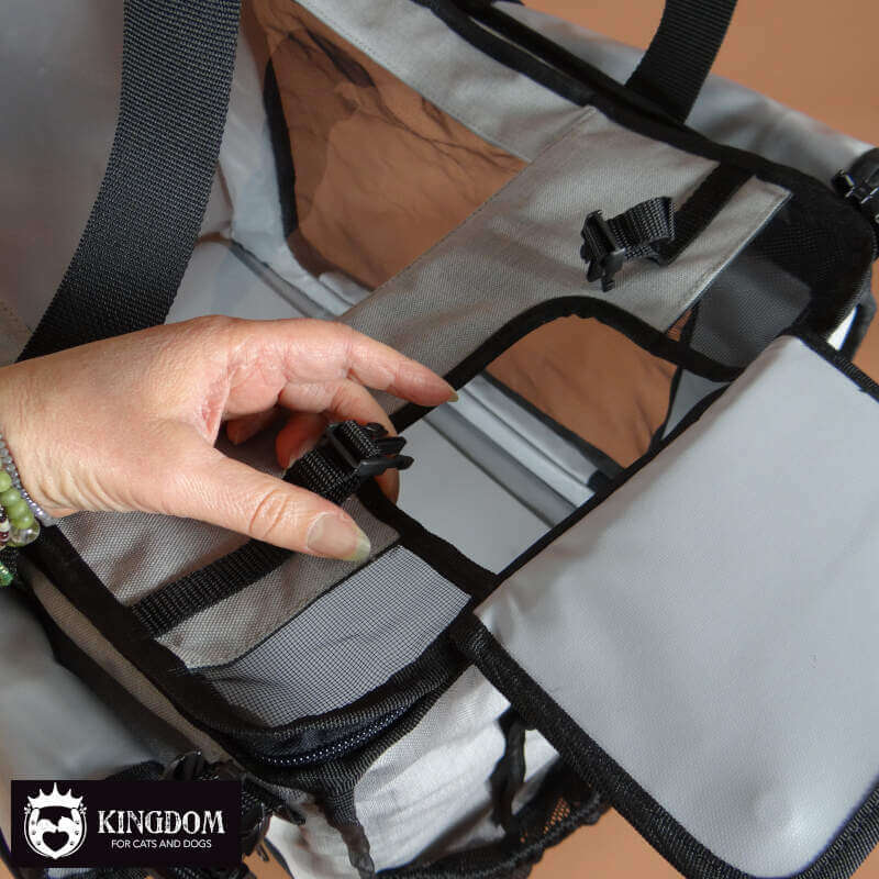 Bovenaanzicht van de Mobiele transporttas met transparant observatievenster en detail van de handopening open in het deksel van de "tas" met sluitclip.