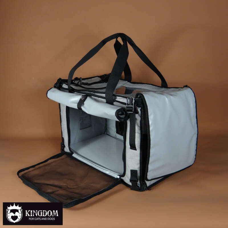 Multifunctionele Mobiele verzorg en reismand, schuin vooraanzicht met gaasvenster, transparante bovenzijde en magnetische geluiddempende verduistering aan zijkanten en bovenzijde.