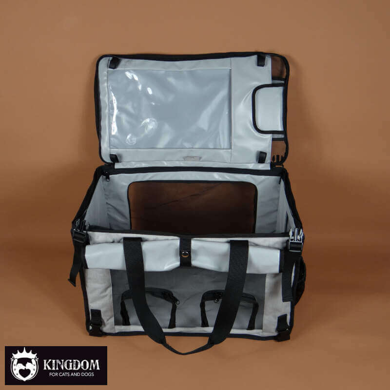 Binnenzijde van de Mobiele Verzorgings- en Transporttas met open bovenzijde en zicht op de transparante dekselconstructie.