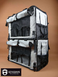 Twee AniSec verzorgings- en transporttassen op elkaar gestapeld en met clips aan elkaar vast gegespt.