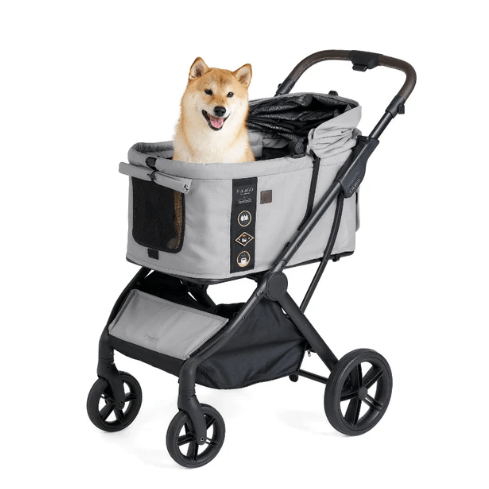 Shiba Inu hond in de FikaGO Agile 2 petbuggy, kleur Soft Grey, kap open
