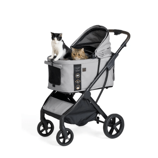 Twee katten in de FikaGO Agile 2 petbuggy, kleur Soft Grey, kap open aan voorzijde