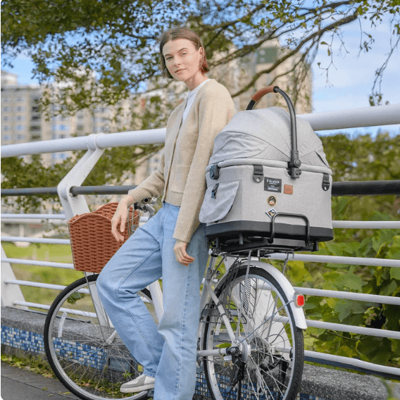 FikaGO Flytta Plus cabine bevestigd op fietsendrager via Bike Link connector, lifestyle foto