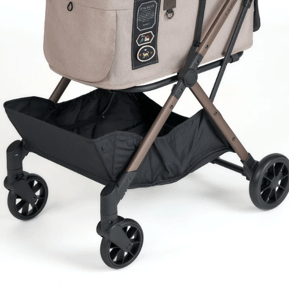Detailfoto van het ruime opbergmandje onder de cabine van de FikaGO Free to Go 2.5 petbuggy