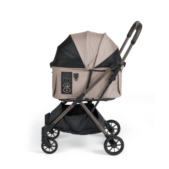 FikaGO Free to Go 2.5 petbuggy in Sandy Beige, kap gesloten met gaas zichtbaar, zijaanzicht