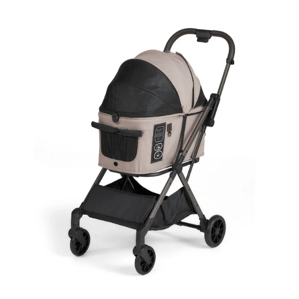 FikaGO Free to Go 2.5 petbuggy in Sandy Beige, kap gesloten, gaas open, driekwart vooraanzicht