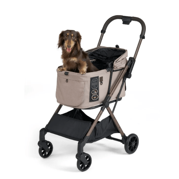 Teckel in de FikaGO Free to Go 2.5 petbuggy in Sandy Beige, kap open aan voorzijde