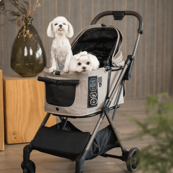 Twee kleine witte honden in de FikaGO Free to Go 2.5 petbuggy in Sandy Beige, lifestyle foto
