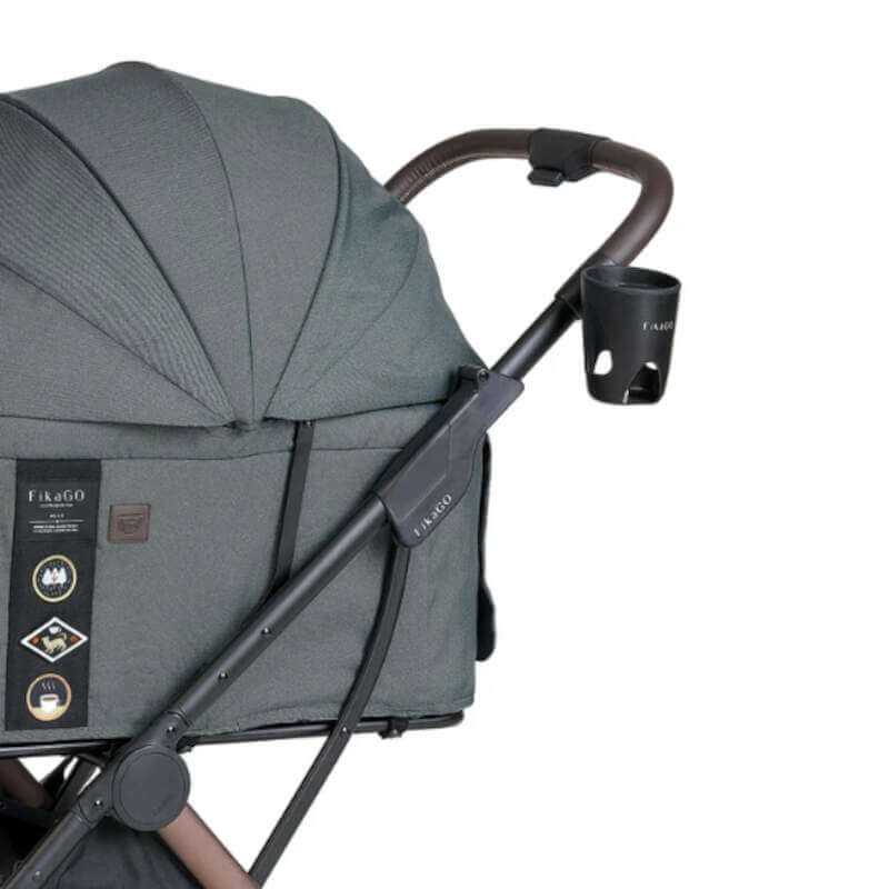FikaGO bekerhouder gemonteerd aan de duwstang van de petbuggy