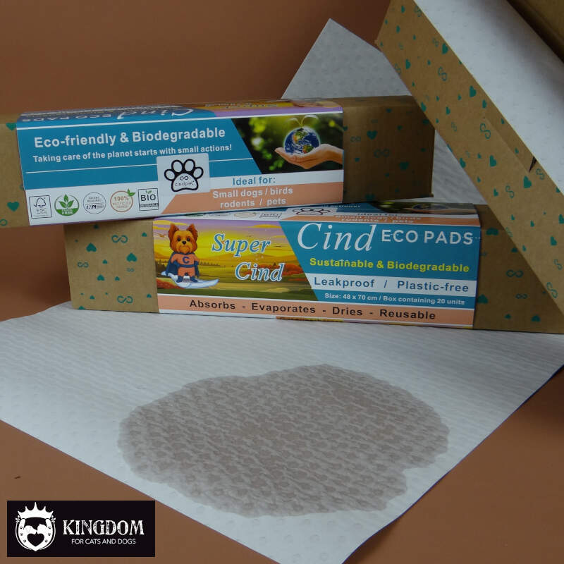 Close-up van de eco pee pad van Cind met opgenomen vocht, verpakking op de achtergrond