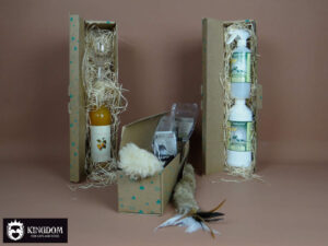 Drie voorbeelden van hoe de Cind-verpakkingsdozen te hergebruiken als cadeauverpakking met wijn en glas, Capturine schoonmaakmiddel, en kattenspeelgoed met Carnis-snacks